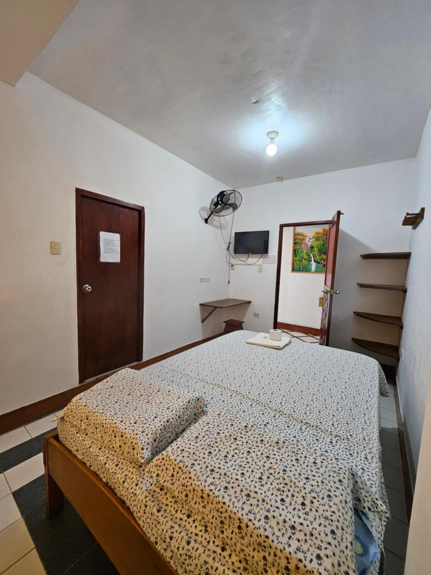 מלון איקיטוס Sarisa House מראה חיצוני תמונה